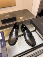 prada普拉达高端男士热卖精品休闲皮鞋，进口牛皮革乐福鞋将工致元素与摩登魅力融合，韧性强耐折不易变形，经久耐穿！进口水染牛皮内里，进口真皮大底，顶级品质，欢迎