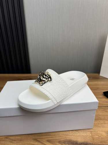 工厂价 范思哲拖鞋 男鞋高端品牌 官网1:1最新力作：原版开模定制 面料釆用进口原版材料制作，升级版大底，更轻便，防滑。市场顶级品质，简单不失品味，潮人必备，时