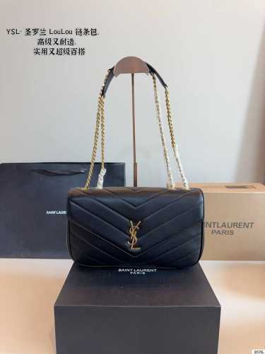 配礼盒. 圣罗兰Ysl 羊皮纹链条包. Loulou 信封包 经典包包推荐哦！ 特别适合夏天的一款哦亲！尺寸：28*8*18Cm