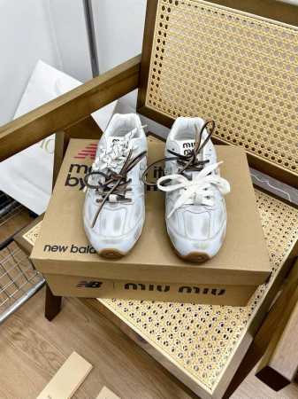 代购级 情侣爆款！做旧款 阿甘鞋 德训鞋 miumiu x New Balance 联名款 miumiu ss24大秀上曝光了与New Balance 的全新联 - 点击图像关闭