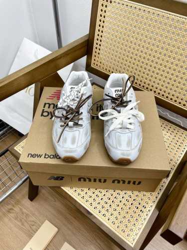 代购级 情侣爆款！做旧款 阿甘鞋 德训鞋 miumiu x New Balance 联名款 miumiu ss24大秀上曝光了与New Balance 的全新联