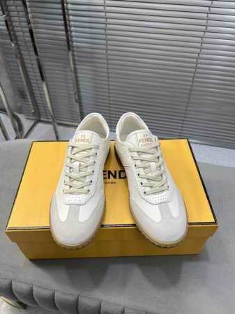 Fendi 芬迪情侣款德训鞋，阿甘鞋 休闲运动鞋！ 各大博都主有荐推的 永不褪色的阿甘训德鞋 绝对人手入必的德训白小鞋 原版开发 原版定牛制皮 牛反绒 原版大底 - 点击图像关闭