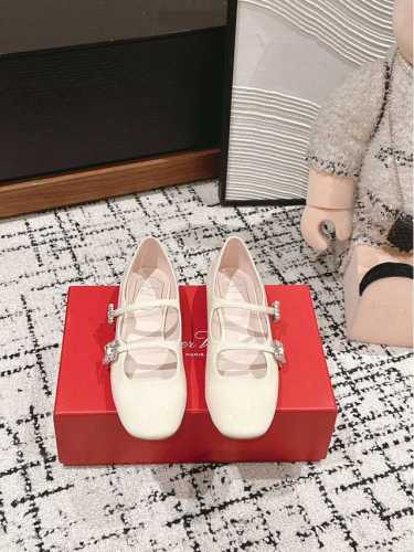 顶级品质 roger vivier fw24 mew arrival～ RV 2024春秋 小方扣玛丽珍新品 鞋面漆皮， 内里小羊皮，意大利进口牛皮底 顶级精品
