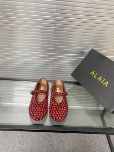 新色羊京绒 alaia 走秀款平底芭蕾舞平底单鞋 甜酷芭蕾风 人气超高的一款芭蕾舞鞋 浪漫又迷人舒适百搭 原版订制牛皮施华钻 面料 羊皮内里 私模橡胶防滑大底