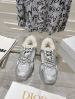 出 情侣款羊毛里 Dio r迪奥Dior & Nike 联名款秘厚底复古运动鞋老爹鞋 顶级品质 这款Dior Chrono 运动鞋是二零二四秋季成衣系列新品，以