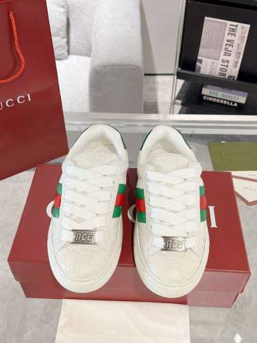 情侣款 Gucci Ace系列饰织带情侣款运动鞋 面包鞋 小白鞋 广受青睐的Ace系列运动鞋持续演绎品牌核心设计美学。在2024秋冬男士系列中，这款低帮鞋型搭配