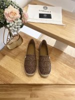 310 Versace 范思哲 渔夫鞋 作为意大利奢华时尚的代名词，自1978年起就已成 家喻户晓的国际品牌之一。品牌创立初期，大胆印花的运用和极具反差感的色彩