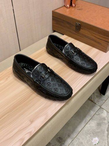 新款: 厂价 Lv* 最新爆款驾车休闲鞋，顶端品牌 奢侈～代购，顶级～质量。 鞋面選用进口透气牛皮搭配材质透气猪皮垫脚 精细做工。原版个性时尚柔软橡膠耐磨防滑大