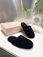 出厂价 缪缪2024夏季包头半拖毛里懒人鞋 第一眼看到这个鞋子就有种软绵绵的感觉，简单而带点复古气息随意搭配，简单的缪缪zm点缀，即好看又简单而高级 进口小羊皮