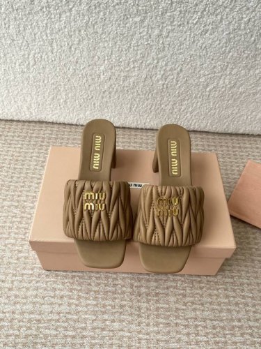 Miu Miu 25Ss 最新夏季 粗跟 褶皱 牛仔布 拖鞋 今年夏天为你们多准备几双必备拖鞋 老顾客都反应对这款需求很大 专门订制的一批为Miumiu后续新款