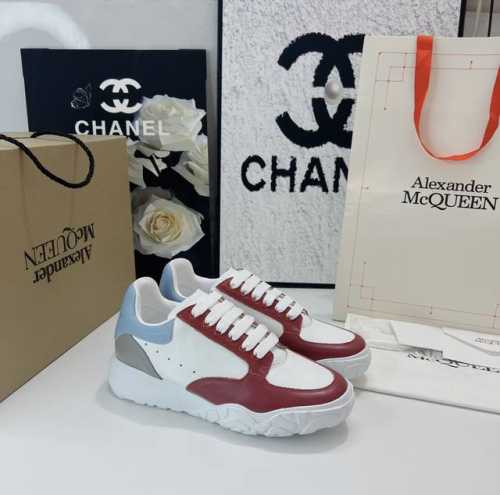 工厂价： 飞机盒alexander Mcqueen 顶级版弯底拼色 面料：哑对光版丝牛绸皮 材料全是意大进利口 Logo：都是压印logo，凹凸感高级定制版 内