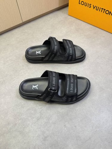 出厂价P Louis Vuitton 路易威登 -高端品质 原单休闲凉拖鞋 -鞋面：品牌图腾Pvc皮料、车缝品牌织带 -内里：环保皮 -大底：超轻Tpu水台 橡