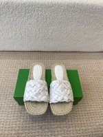 莞产Bottega Veneta Bv新款菱格宽条编织凉拖鞋 Ins&小红书巨多网红明星上身！上脚超性感！真的太美了！有理由刮起时尚大风，让人沦陷的舒适感 厚重