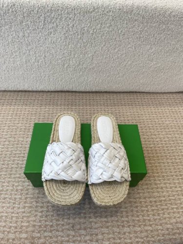 莞产Bottega Veneta Bv新款菱格宽条编织凉拖鞋 Ins&小红书巨多网红明星上身！上脚超性感！真的太美了！有理由刮起时尚大风，让人沦陷的舒适感 厚重
