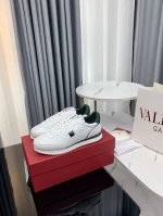 顶级版本 品牌：Valentino 华伦天奴 等级： 最新时装周走秀 情侣 款 ，大底的独特设计时尚一族特现脚瘦一款百塔的时尚产品 面料：鞋头采用高丝光牛反绒皮