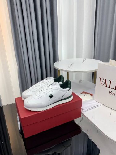 顶级版本 品牌：Valentino 华伦天奴 等级： 最新时装周走秀 情侣 款 ，大底的独特设计时尚一族特现脚瘦一款百塔的时尚产品 面料：鞋头采用高丝光牛反绒皮