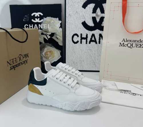 工厂价： 飞机盒alexander Mcqueen 顶级版弯底拼色 面料：哑对光版丝牛绸皮 材料全是意大进利口 Logo：都是压印logo，凹凸感高级定制版 内