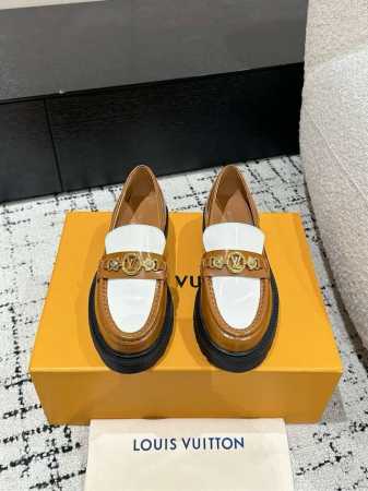 顶级版本Louis vuitton 路易威登 25情侣款厚底乐福鞋Lv这款宽厚的鞋底，增高效果真的很不错，经典复古单品，搭配牛仔裤穿超酷 时髦个性一年四季都可穿 - 点击图像关闭