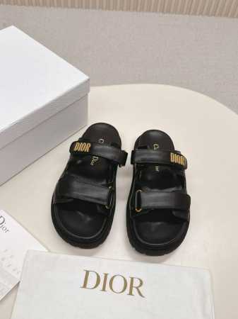热卖价 Dior经典款凉鞋 这款混种羊皮 Dioract 凉鞋款式时尚。搭配贴合脚型的内底，采用格外轻盈、舒适的皮革制作。鞋面饰带采用魔术贴开合，搭配金色饰面金 - 点击图像关闭