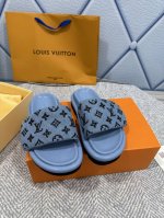 lv 路易威登 顶级代购货，最高版本 专柜新款 压花Log 拖鞋糖果色系列， 爆款拖鞋，上脚很美。 购入正品原版 魔术贴方便调大小 正品级顶级货版本！ 鞋面：进