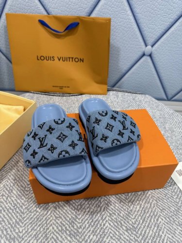 lv 路易威登 顶级代购货，最高版本 专柜新款 压花Log 拖鞋糖果色系列， 爆款拖鞋，上脚很美。 购入正品原版 魔术贴方便调大小 正品级顶级货版本！ 鞋面：进