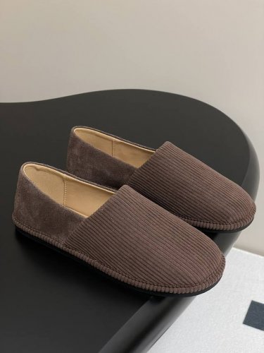 Jw Anderson 25S早春新品一脚蹬懒人乐福鞋 看上去的第一眼就觉得很软糯的感觉！整体就是很软很轻便！上脚超级柔软舒适！感觉像被棉花包裹住了一样～整体的