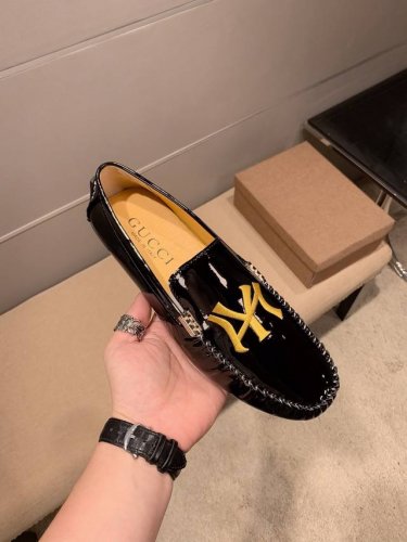 实价 ，品牌Gucci，古奇官方同步豆豆鞋～四季潮鞋 专柜品质，古奇1:1优质做工，鞋面:进口原版小牛皮、全真不掉色羊里，时尚懒人商务风设计，休闲乐福款，系带，