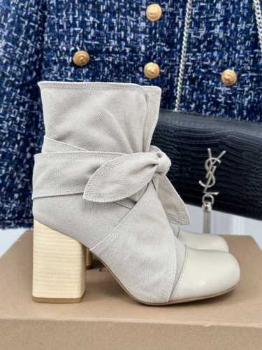 厂价 小众品牌 Lemaire24S秋冬新品 复古蝴蝶结粗跟短靴！ 极简主义设计 也太好看了 舒适度与时髦摩登风格兼具的基础上 结合当代艺术创作逻辑和解构一体