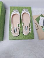 GucCi 饰水晶双G G造型配件为一系列女士鞋款注入摩登新韵。闪耀夺目的配件亮眼装点凉拖鞋和防水台浅口鞋等各式鞋款，在彩色漆皮或金属质感皮革的衬托下，尽显奢华