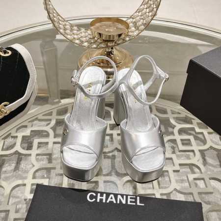 Chane* ｜小香24春夏新品 绝美粗跟凉鞋，又是被种草的凉鞋系列，粗跟真的绝，逛街 晚会必备，温润圆头款式搭配10Cm高跟，点缀品牌标志性粗跟，最终的设计既 - 点击图像关闭