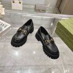 12黑 35-41 41定。作为Gucci各个系列的重要设计元素，Gg标识在新推系列继续绽放异彩，于这款女士皮革乐福鞋上匠心呈现。经典Gg图案由品牌创始人Guc