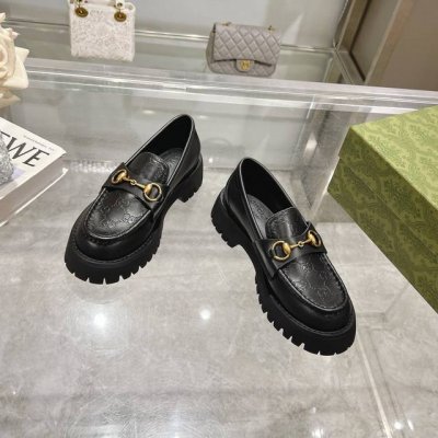 12黑 35-41 41定。作为Gucci各个系列的重要设计元素，Gg标识在新推系列继续绽放异彩，于这款女士皮革乐福鞋上匠心呈现。经典Gg图案由品牌创始人Guc
