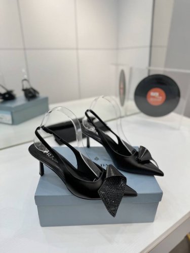 工厂p价 prada 普拉达 专柜走秀款尖头凉鞋 折纸款 高跟 早春走秀款 可以换银金标 鞋面 高定制开边珠面料 内里 进口水染羊皮 大底 原版意大利真皮大底