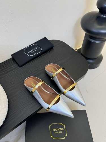 Malone Souliers 中跟半拖。喜欢过通混搭不同触感和地质的材料达到一种平的衡感觉。鞋面采用进口牛皮，羊皮内里，进口真皮大底。跟高8.5Cm 码数：3