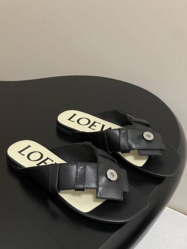 平底 -高跟 - loewe 罗意威 25Ss夏季新款 钮扣设计夹脚平底凉拖鞋小猫跟高跟人字拖鞋 一双设计感很强的拖鞋Loewe新出的拖鞋也太好看了吧引用裤装腰