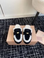代购级 MiuMiu 24ss 秋冬走秀款 钱币 毛毛拖鞋 包头拖 这款永不过时的反绒皮 鞋饰有硬币与压花Miu徽标，彰显别具一格的经典格调 鞋头盖点缀皮革饰带