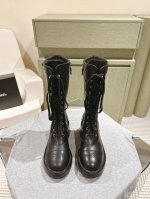CHANE 小香家代购级别菱格刺绣靴上新 完全原版一比一复刻打造 版型超级正 最新时尚的设计 火遍全网的靴子，上脚又酷又时髦 靴筒处独特设计最为抢眼吸晴 上脚还