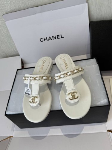 莞产 Chanel小香春夏新款夹脚凉拖鞋 小羊皮材质细腻柔软～鞋面双C“Logo”链条饰以点缀～精致又高级～时髦洋气～上脚太美了～不挑脚型真的很好看日常度假出行