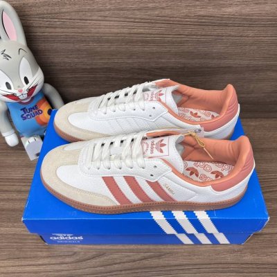顶级版本Adidas Originals Samba 德训低帮板鞋情侣款 白粉 货号: Ig5932 包装:全套得物配件毒盒配纯棉袜子一副。 码数:36 36.