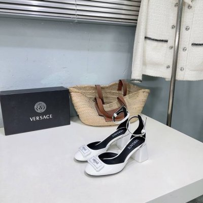 高品质出厂 ！小众潮牌Versace 范思哲2025春夏新款钻扣圆头玛丽珍粗跟单鞋 米兰秀场同简约干练的版型，童话般的亚特兰蒂斯或神奇的海洋主题，明亮的彩色配色
