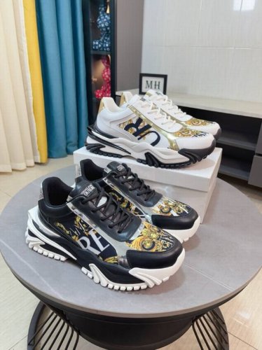 出厂价p 内配包装 Versace 范思哲 运动男鞋 最新款精心打造，引爆全场！不断创新的国际品牌 此款男士四季款休闲鞋，原版版本小牛皮配搭飞织品牌设计Logo
