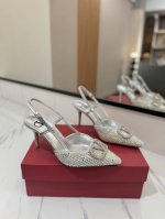 出厂价： Valentino 华伦天奴推出全新烫钻系列，烫钻款Vlogo后系带高跟鞋尖头V扣凉鞋。上脚非常修脚型 重点是很好非常好驾驭 不磨脚不累脚 行走神器！