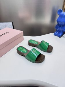 橙子出厂价p miumiu 缪缪 早春新款 糖果色厚底拖鞋 罗马风沙滩凉拖 木纹大底 鞋面 对版进口牛漆皮 高丝光牛反绒 内里 羊皮内里 鞋底 原版开模大底 码