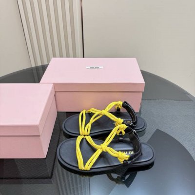 弹力绳 水钻 Miu Miu 缪缪24S春夏新品 发布会巴黎时装周夹脚凉鞋 简直是夏天穿搭的时髦巅峰 鞋面采用进口牛皮 弹力绳 水钻 内里踮脚采用进口羊皮 原版