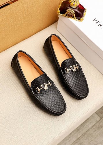 商品商标：Versace 范思哲 豆豆鞋 正码码数: 38-44 45.46订制 商品材料：精选 进口小牛皮压花鞋面+奢华五金扣，进口水染猪皮内里。强烈立体视觉
