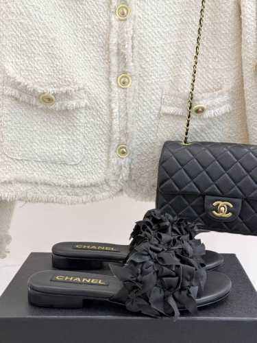 厂价 Chane*｜小香25C春夏新品 绣花球平底粗跟拖鞋 颜值太美了！直击天灵盖的美！ 舒适且显高贵气质 上脚我是真的爱了！ 面料采用原版定制材质 内里垫脚均