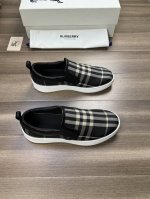 burberry 巴宝莉 原单 -鞋面：进口品牌图腾布匹、后跟品牌织带装饰 -内里：水染牛皮 -大底：超轻橡胶; 双色成型大底 -超高品控 做工精细：凸显 高端