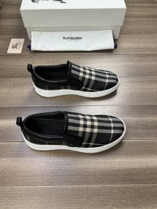 burberry 巴宝莉 原单 -鞋面：进口品牌图腾布匹、后跟品牌织带装饰 -内里：水染牛皮 -大底：超轻橡胶; 双色成型大底 -超高品控 做工精细：凸显 高端