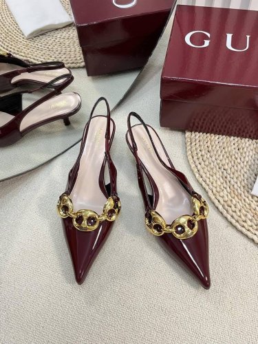 Gucci 24Ss新款 G家尖头新款圆扣型系列 经典再现 简约设计高雅品质 鞋面以羊漆皮3个五金圆扣材料匠心打造 鞋面缀饰亮眼的新款小猪鼻扣中间Logo 后带