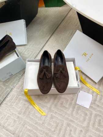 出厂 The Row25S新品复古 流苏乐福鞋 极简主义的设计风格 上脚超级显瘦又舒适 日常随心搭配裙子 裤子 都无敌好看 鞋面采用原版定制材质 内里垫脚均为羊 - 点击图像关闭